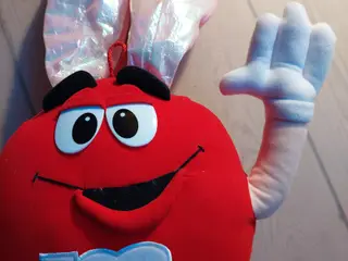 Stor rød M&Ms bamse med kaninører