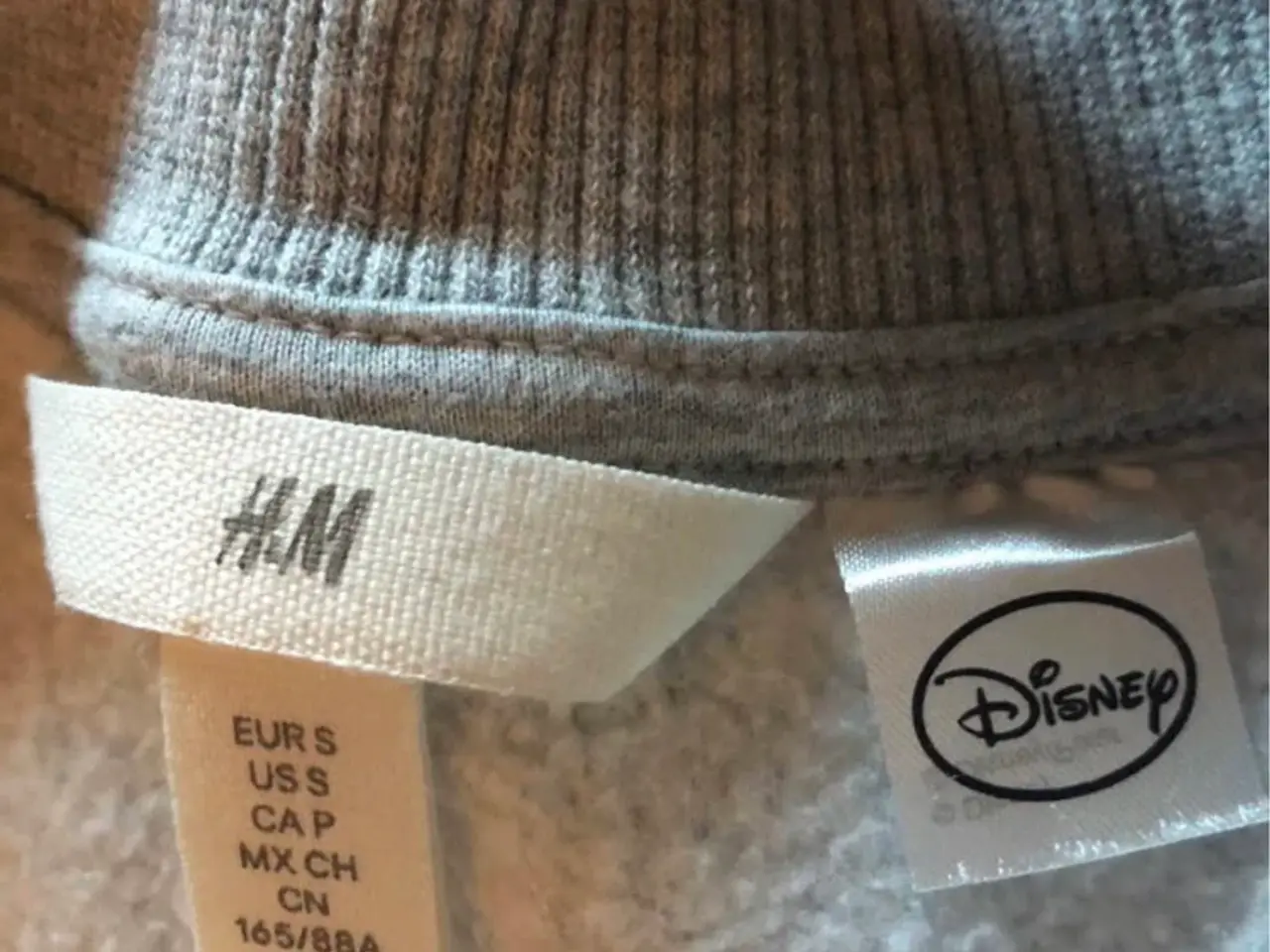 Billede 3 - Skøn Disney juletrøje str. S - er som ny