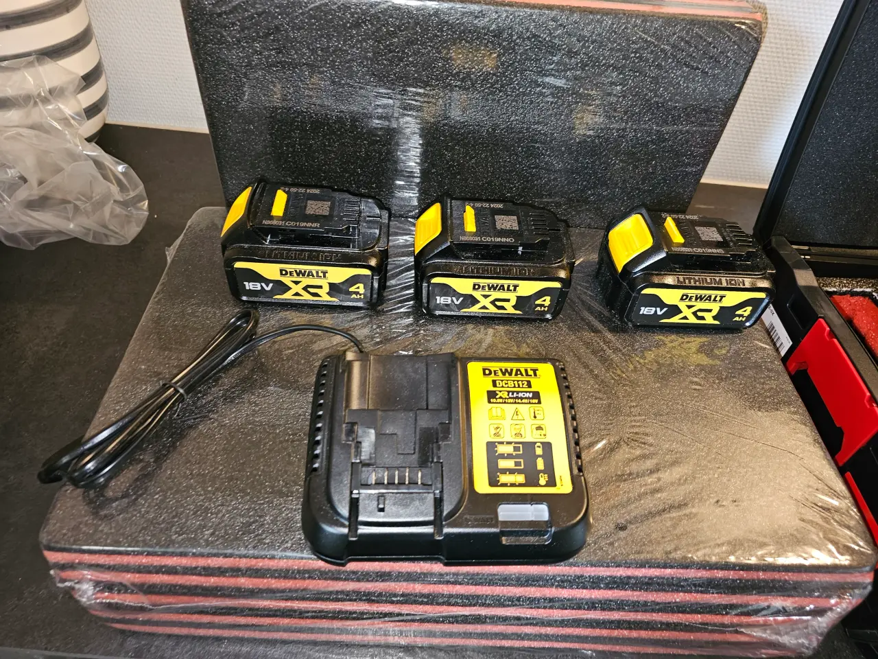 Billede 2 - DEWALT 4 AMPERE 3 STK BATTERI OG LADER