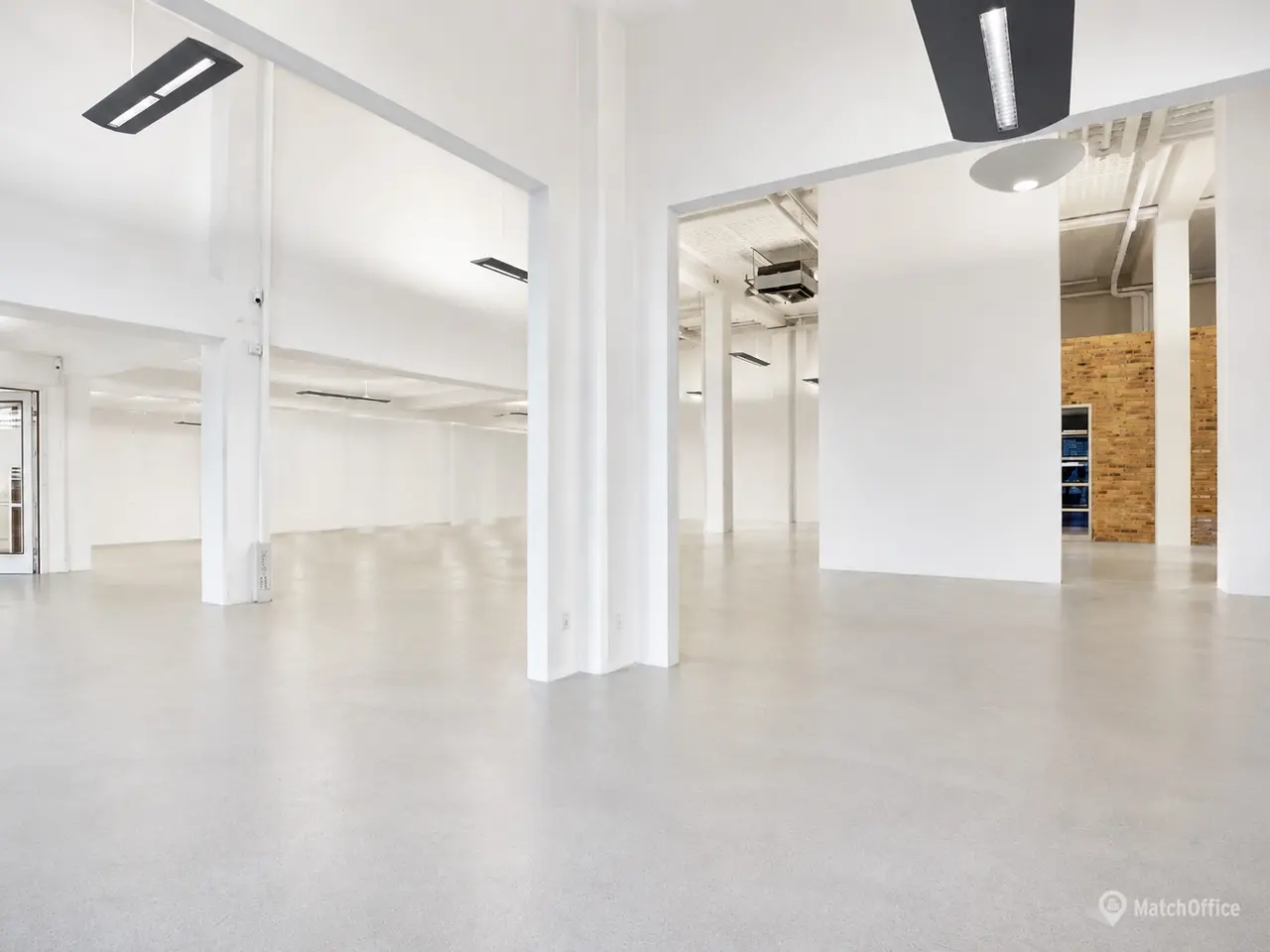 Billede 2 - Højtloftet og spændende kontor/showroom