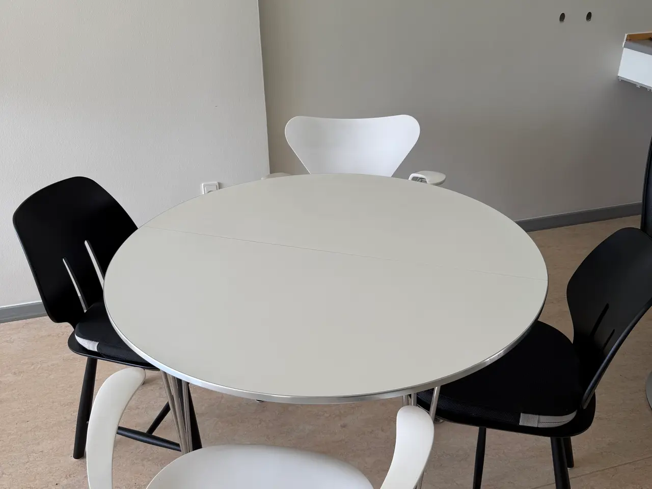 Billede 1 - Rundt hvidt spisebord - perfekt til 1-4