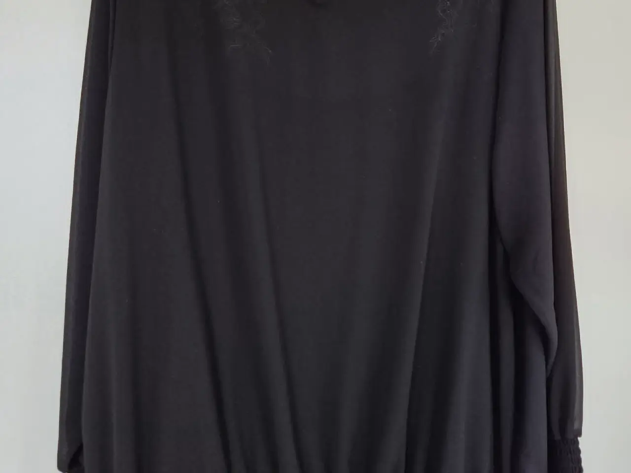 Billede 2 - ZIZZI Sort Smock Bluse m/guld pallietter, str. L