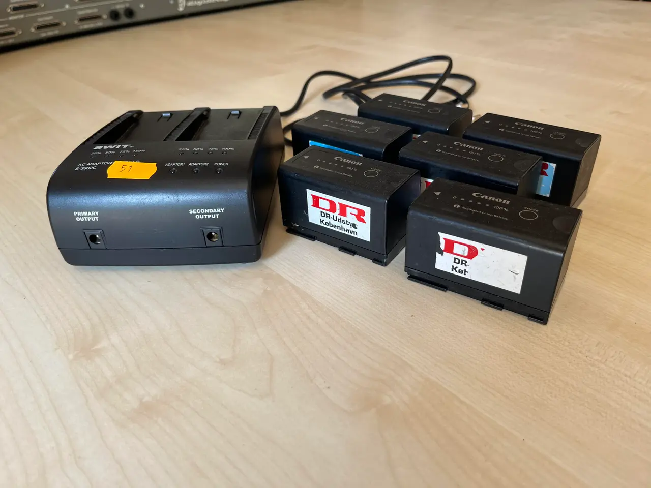 Billede 4 - Oplader og 6. Stk. Canon batterier