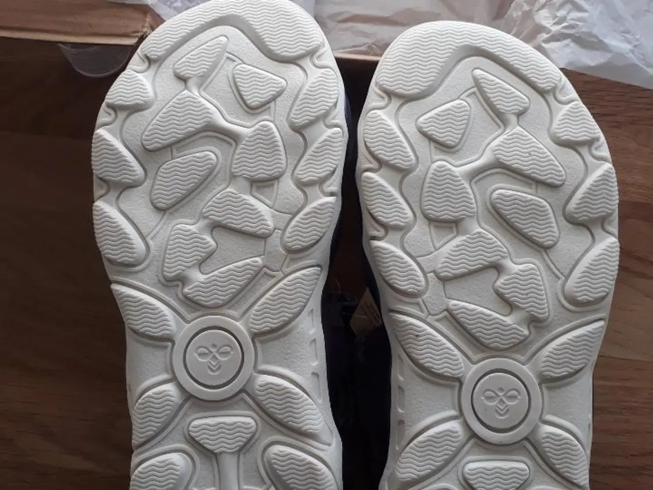 Billede 2 - Flot lilla sandal fra Hummel