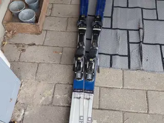 Brugte ski sælges.