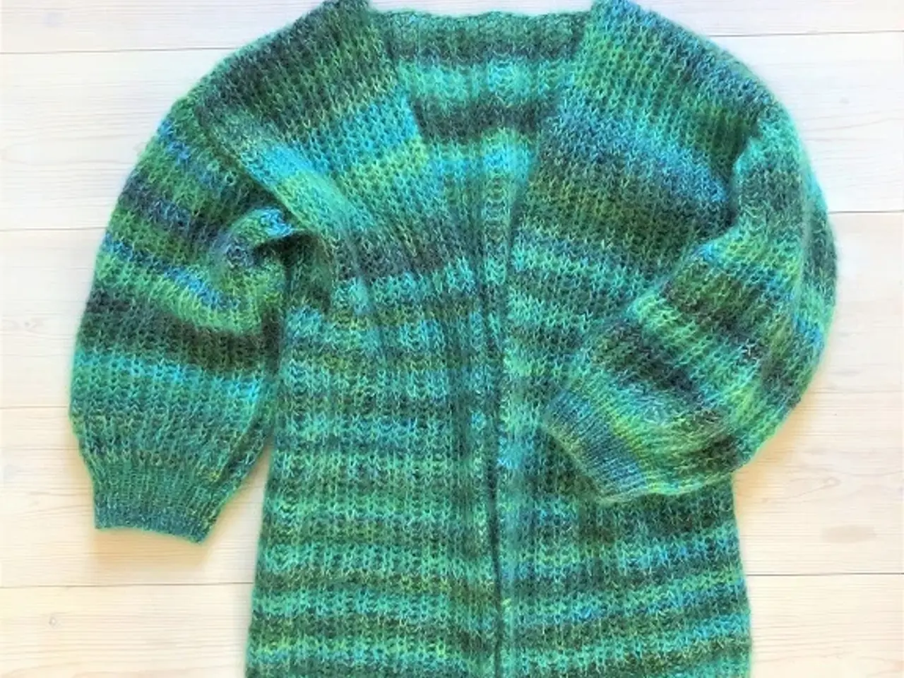 Billede 5 - HÅNDSTRIKKET CARDIGAN i flotte, grønne farver