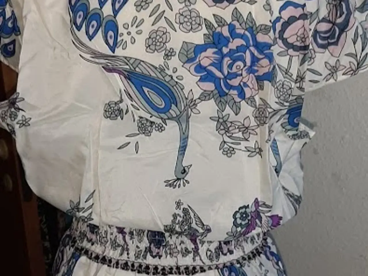 Billede 2 - kjole m.smukt print af blomster og påfugle/ M og L
