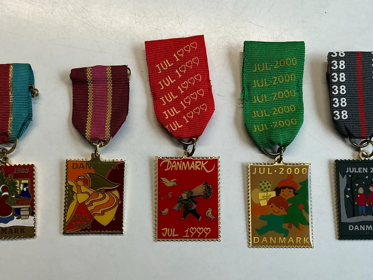 Billede 3 - Julemærker pins og emblemer