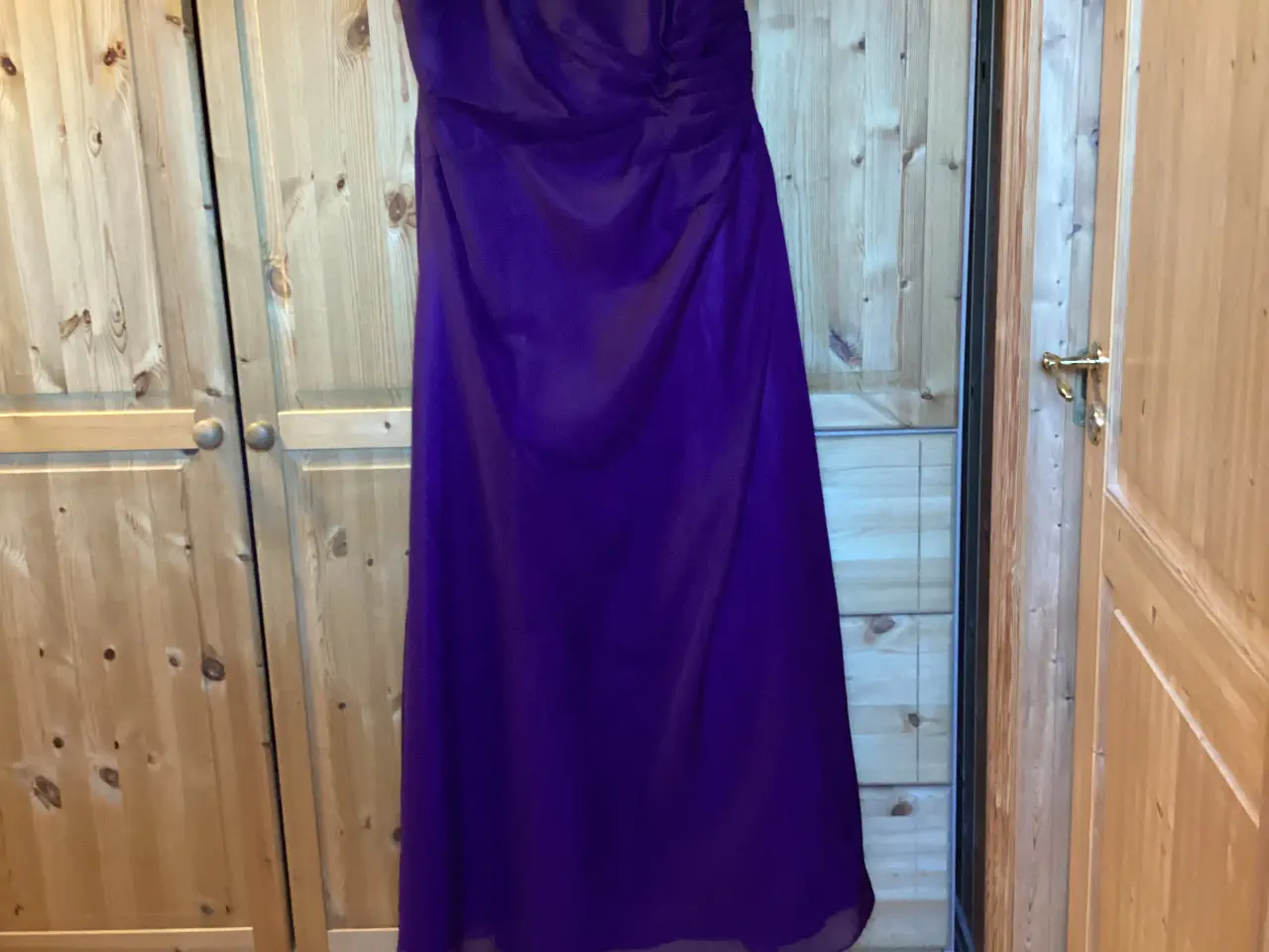 Billede 7 - Flot mørk lilla Galla/Selskabskjole str. 54