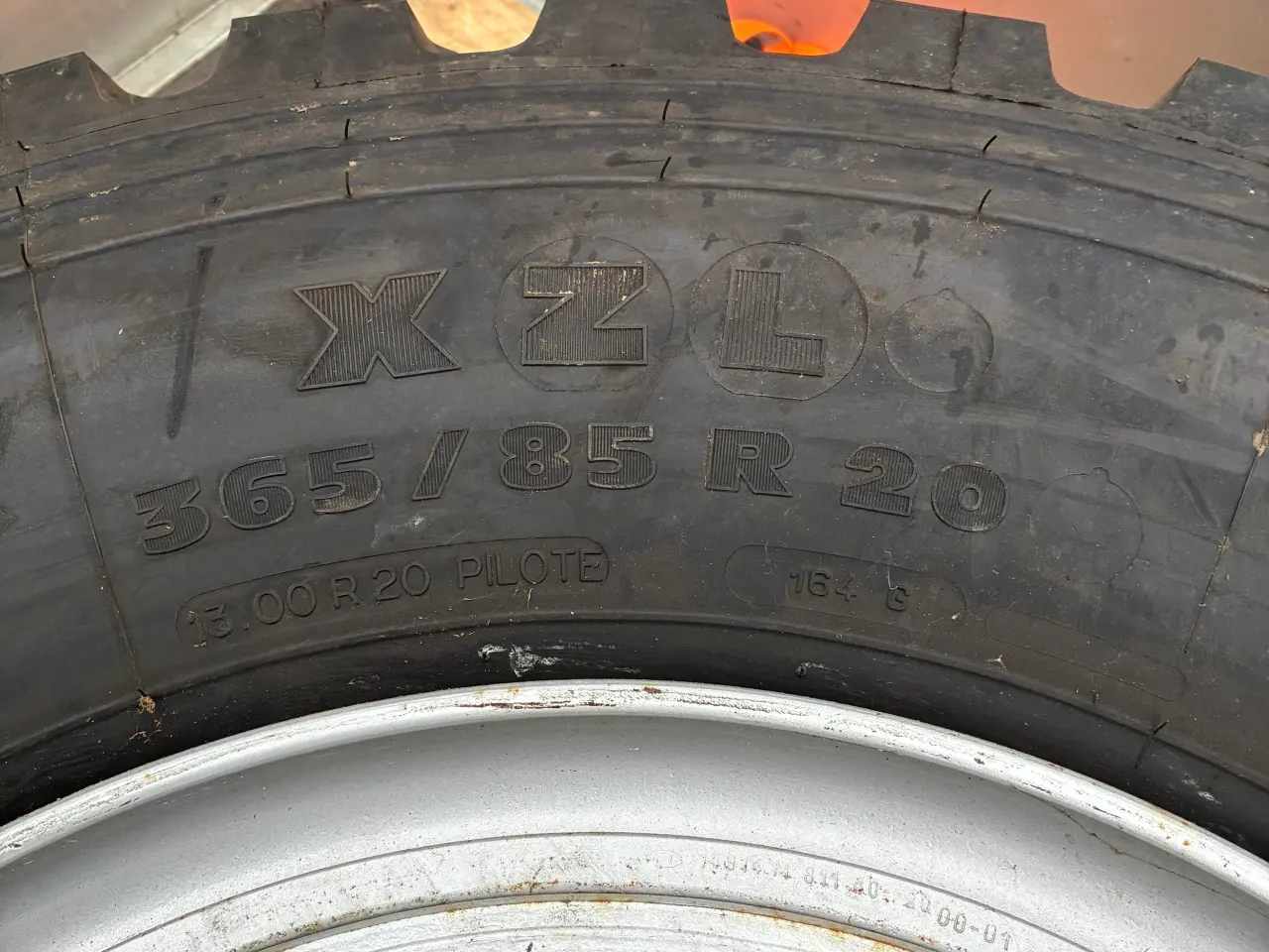 Billede 3 - Michelin 365/85 R20 XZL med fælg