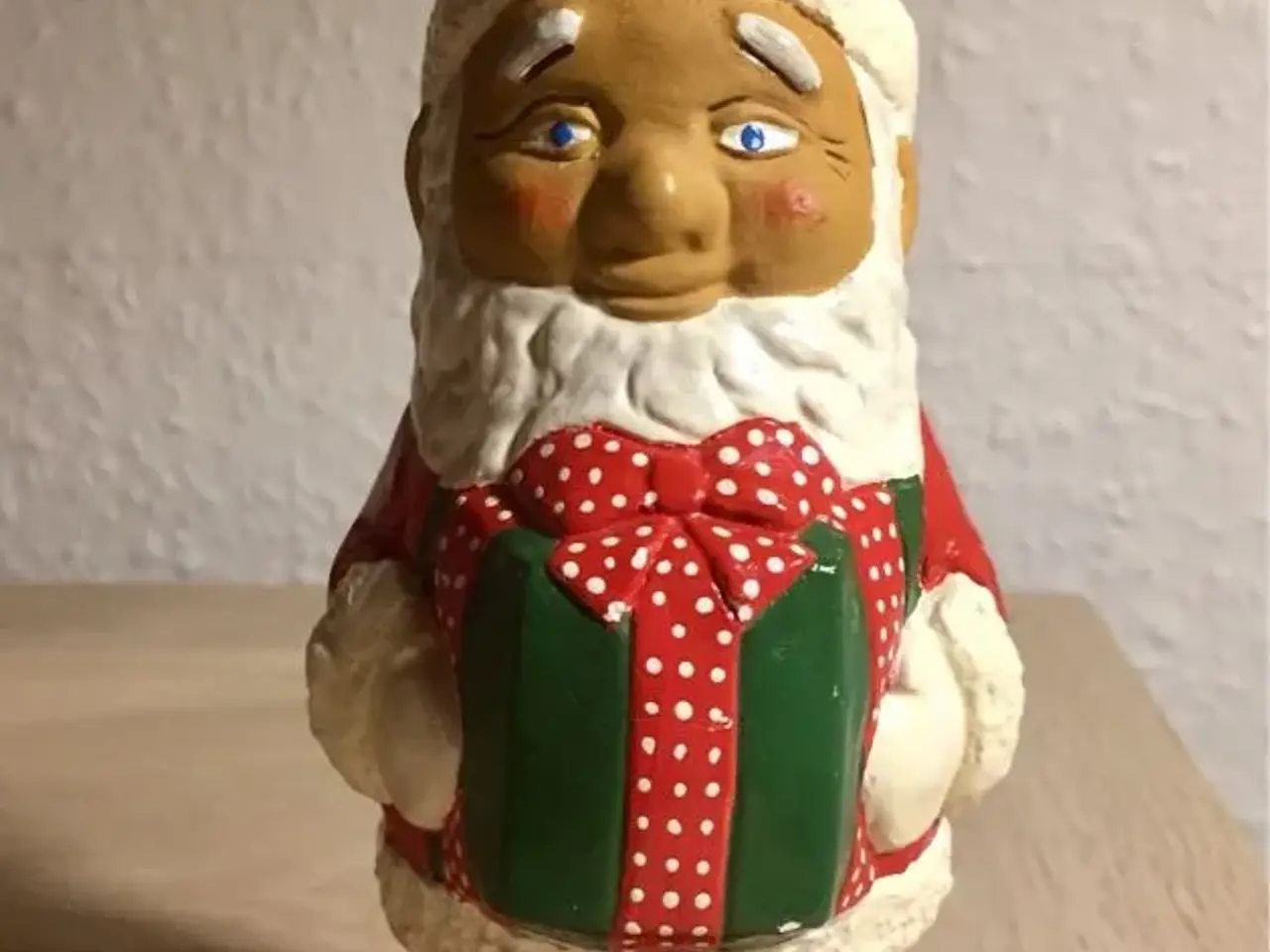 Billede 1 - Ældre julemand med gave
