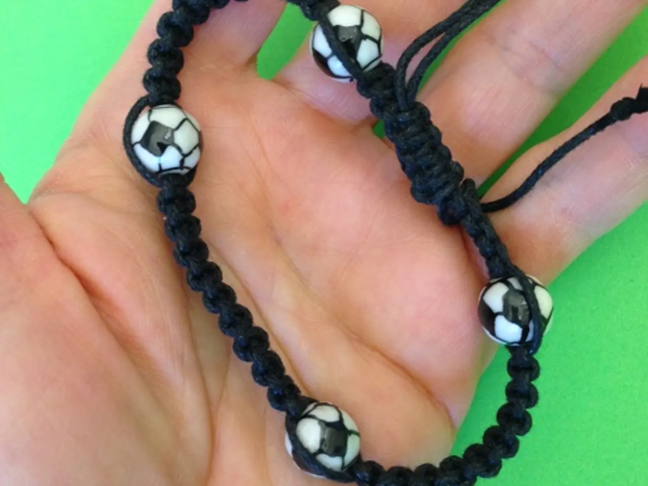 Billede 3 - Armbånd med fodbolde - glasperler