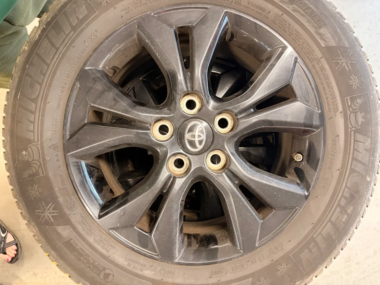 Billede 5 - Originale sorte 16" Toyota alufælge m. vinterdæk