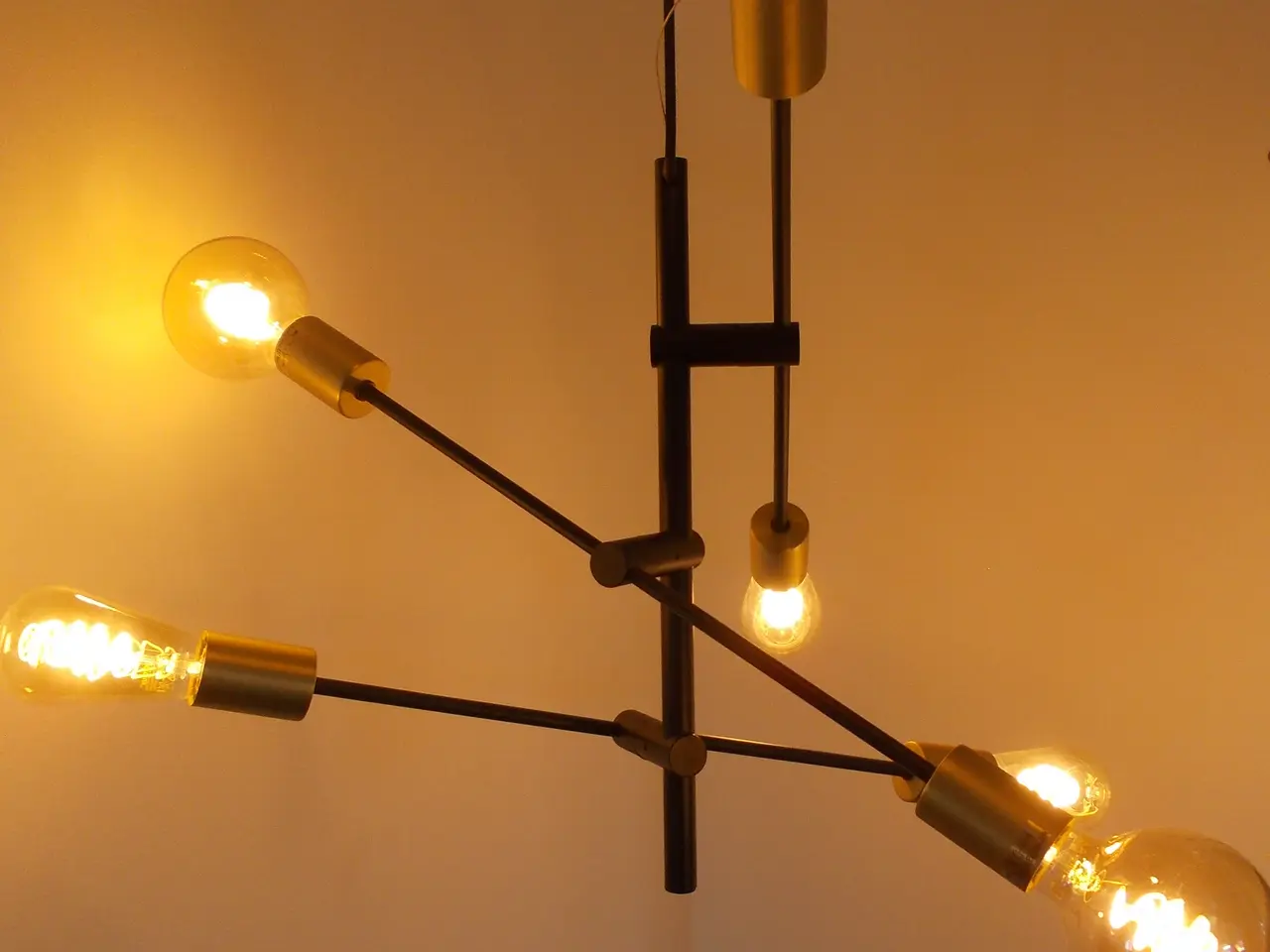 Billede 4 - Nordlux loftlampe med 6 arme i sort og messing