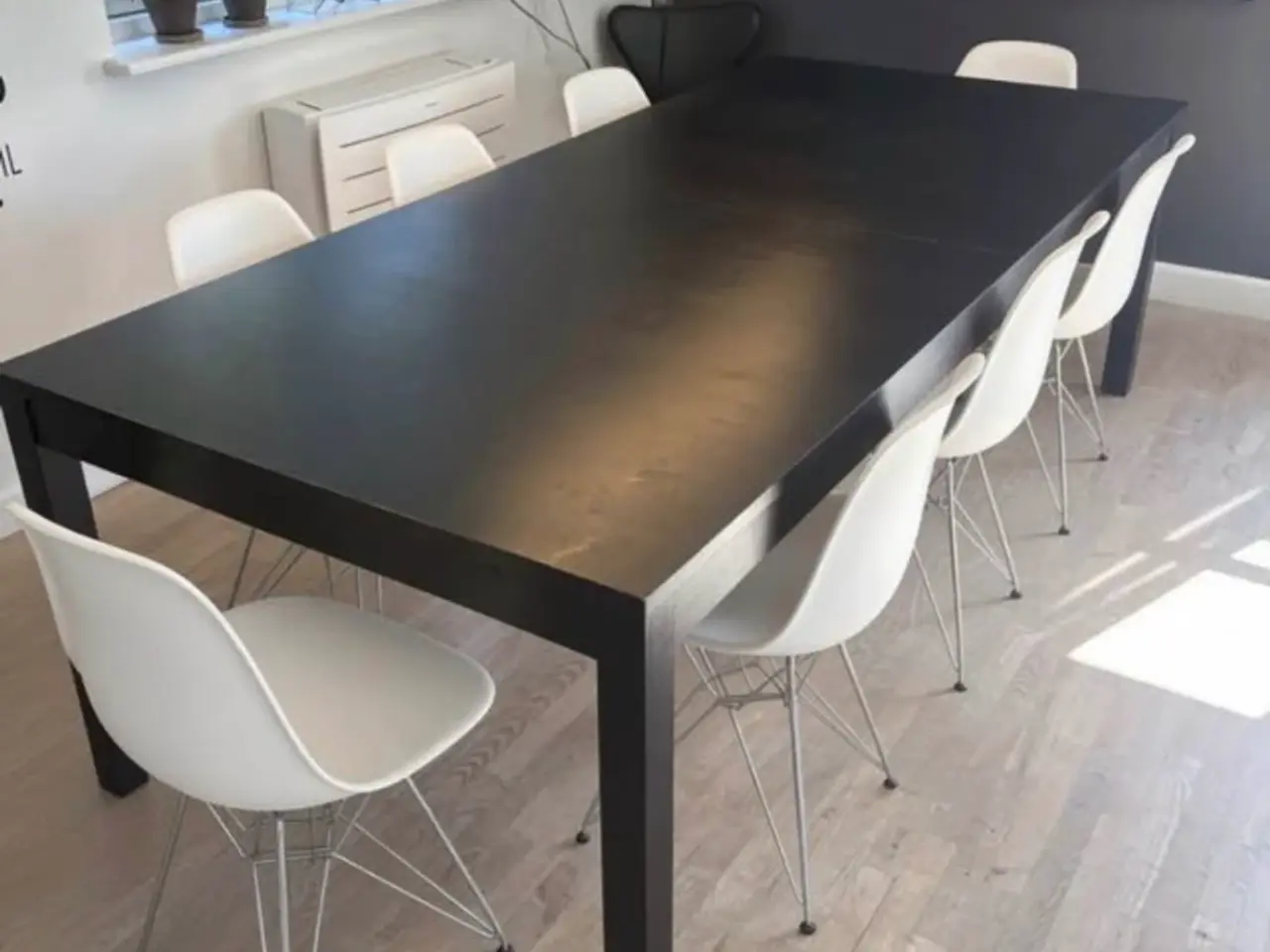 Billede 1 - Spisebord i sort træ 