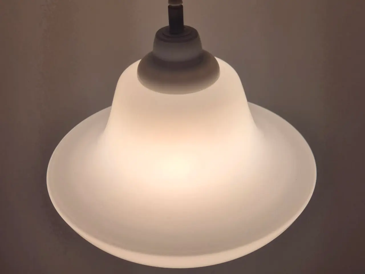 Billede 5 - Retrolampe i hvidt opalglas med elegante svaj