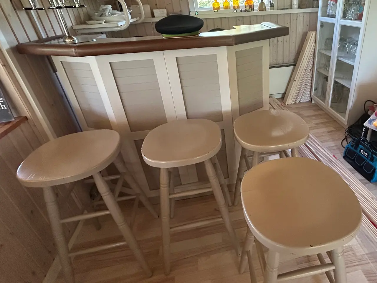 Billede 2 - 4 høje barstole og bar