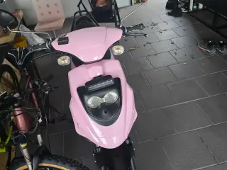 og velholdt lyserød scooter – Perfekt til hverdage