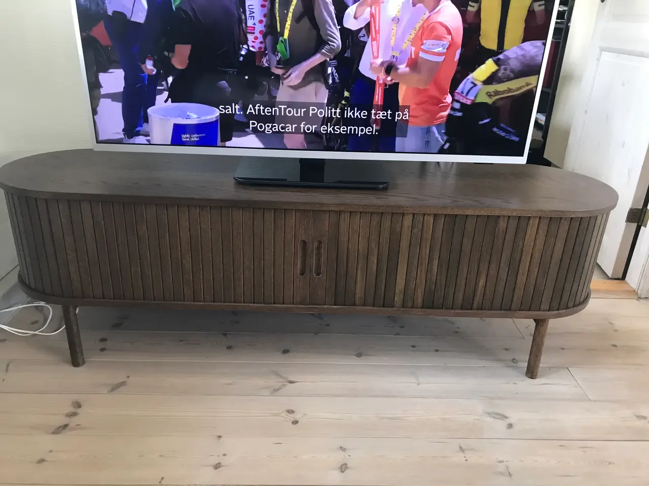 Billede 1 - Tv bord i mørk eg