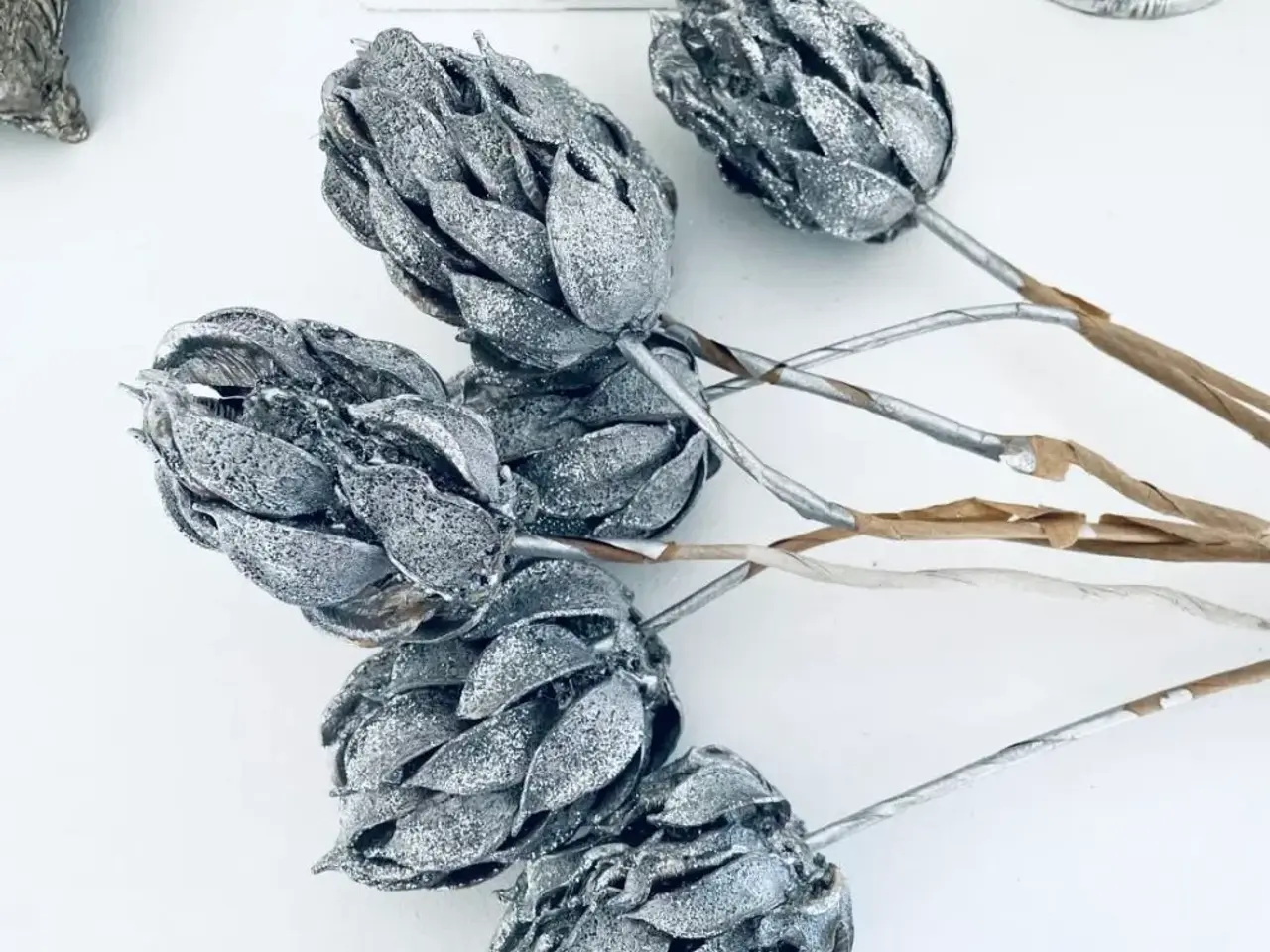 Billede 4 - Dekoration sølv kunstig glitter blomster