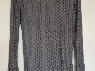 Grå bluse fra Sophyline