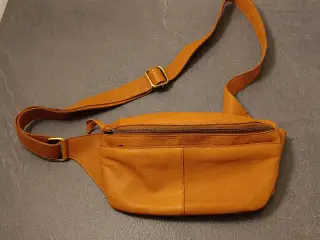 Skindtaske /bumbag i farven lys cognac, kalveskind