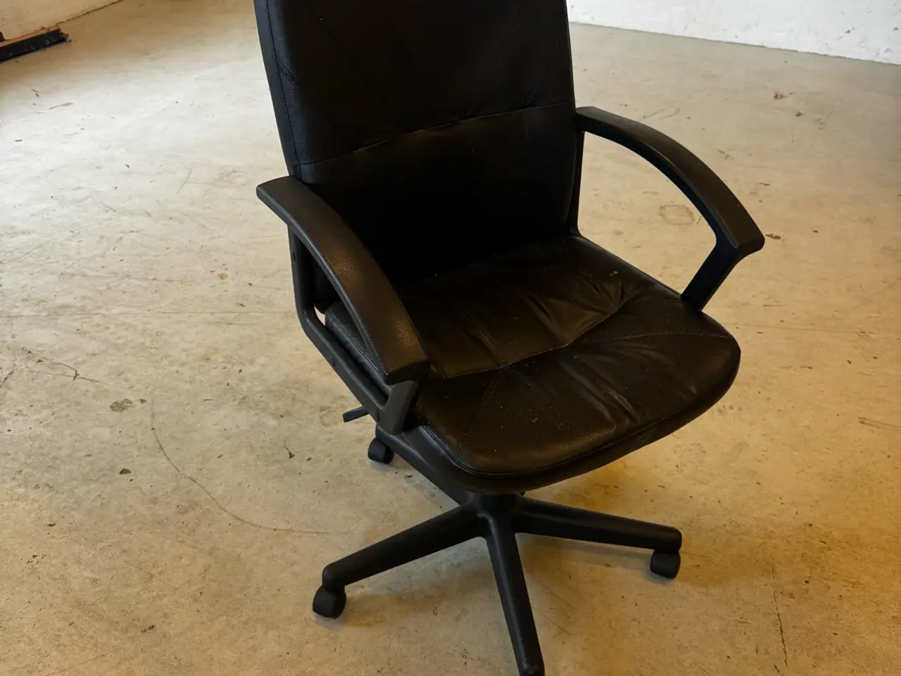 Billede 1 - Elegant kontorstol- højrygget model i sort