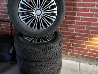 4 næsten nye vinterdæk 16".