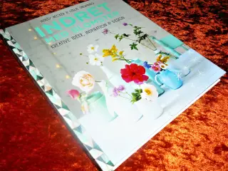 Indret med blomster, Leslie Shewring, Holly Becker