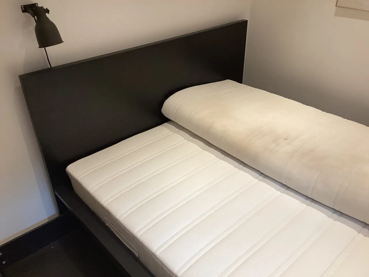 Billede 1 - Ikea seng sort 140 x 200