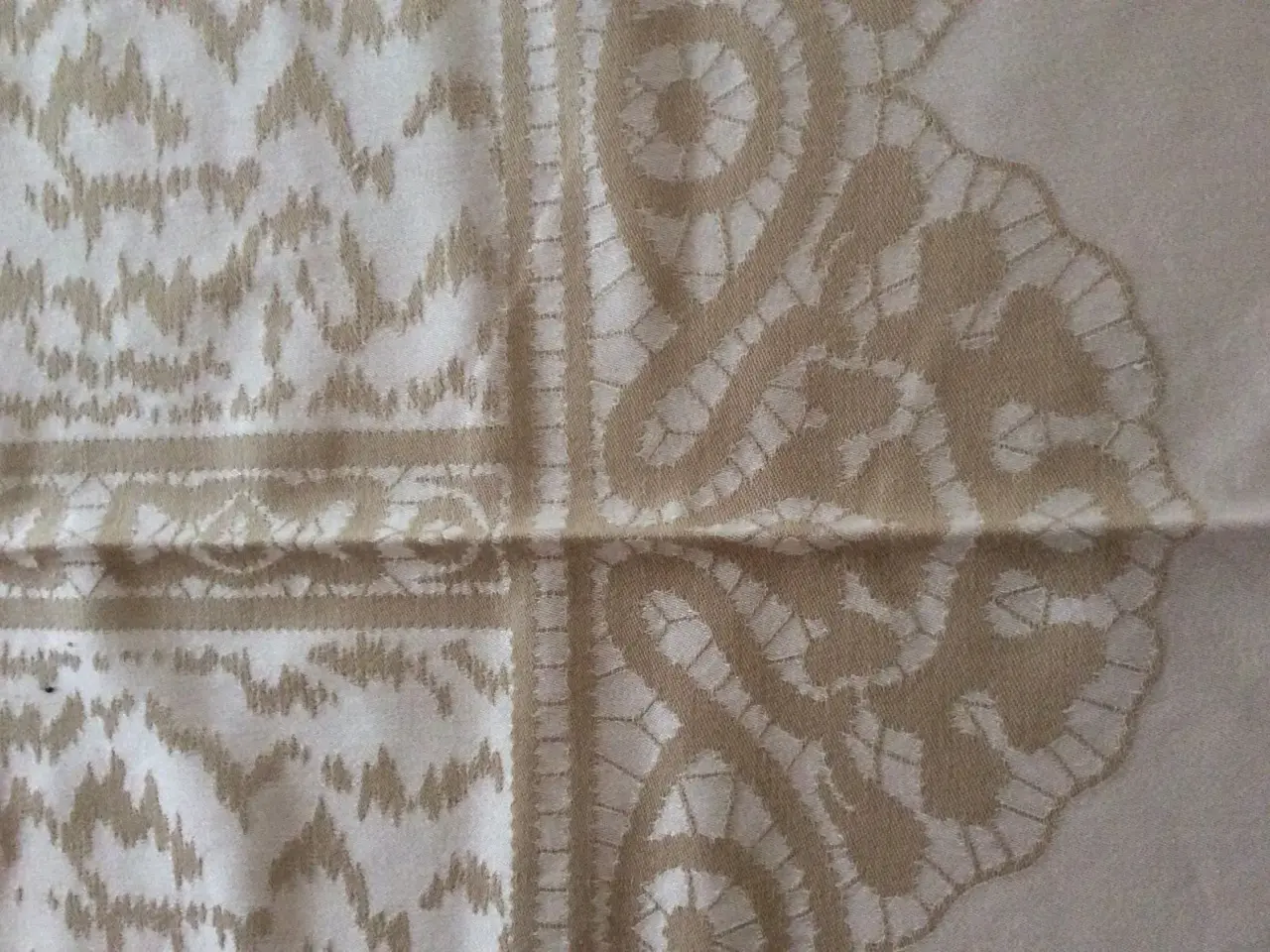 Billede 3 - Dug i beige farver
