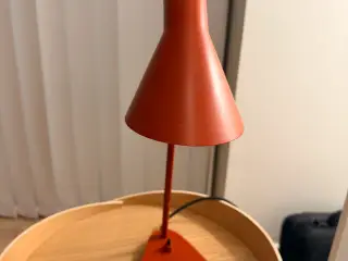 AJ-bordlampe fra Louis Poulsen – rød/orange