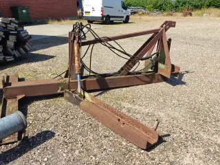 Vejskraber med hydraulisk hældning