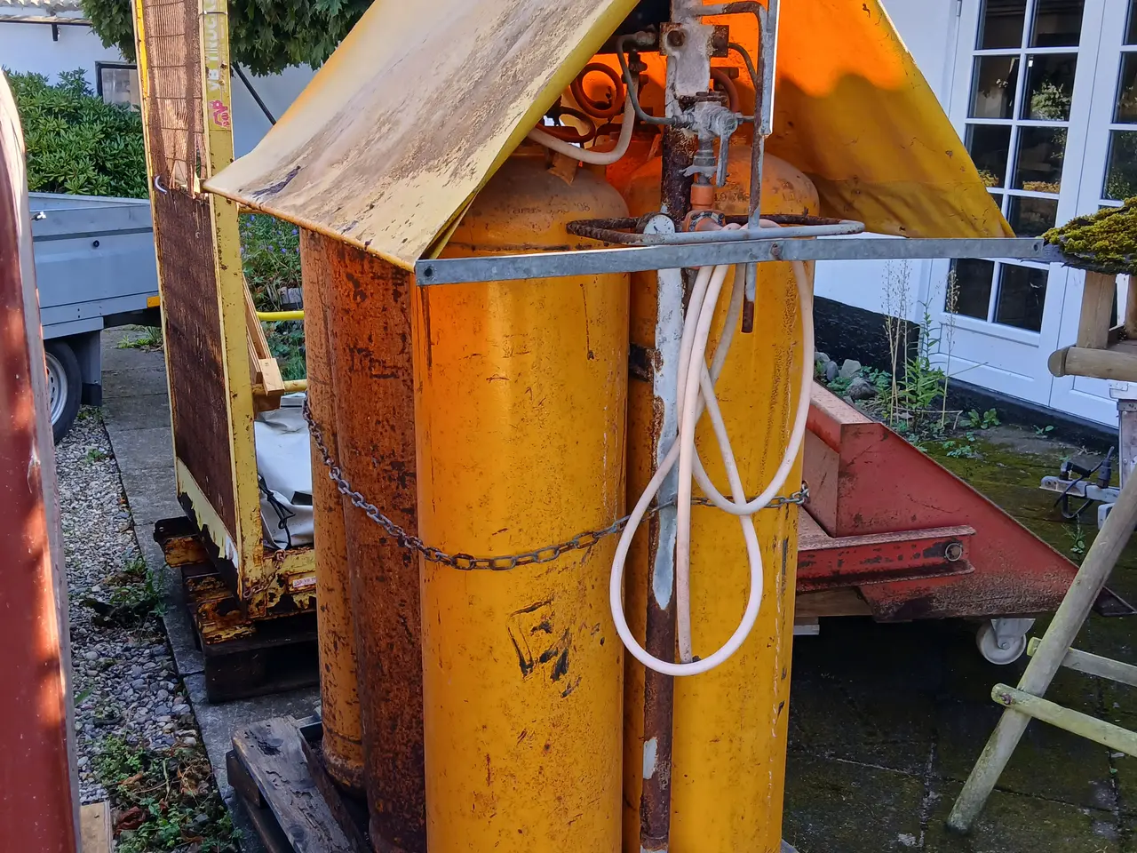 Billede 1 - 6 stk. 33 kg. gasflasker i stativ m. overdækning