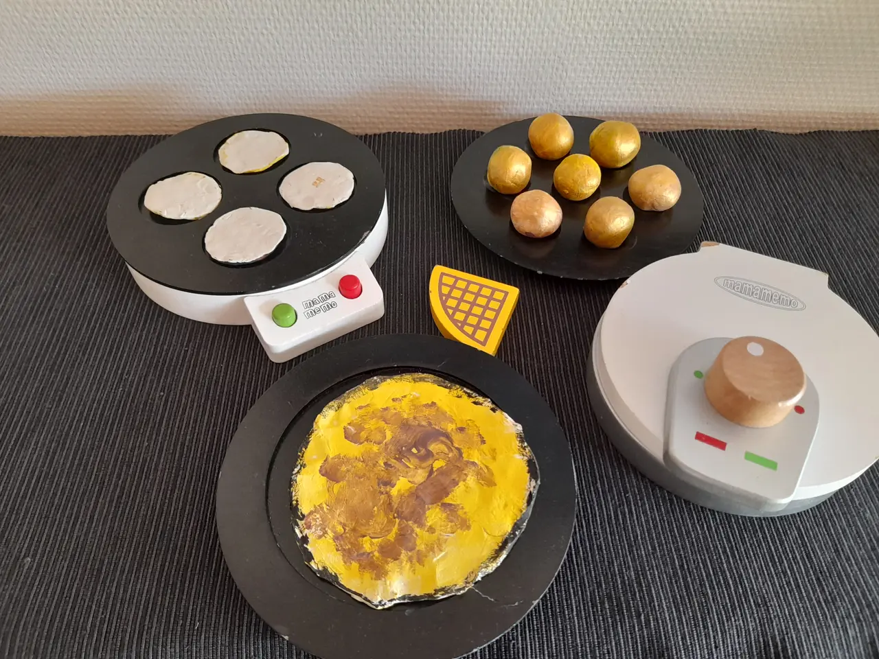 Billede 2 - Mamamemo vaffel- og pandekage/æbleskivejern m.m