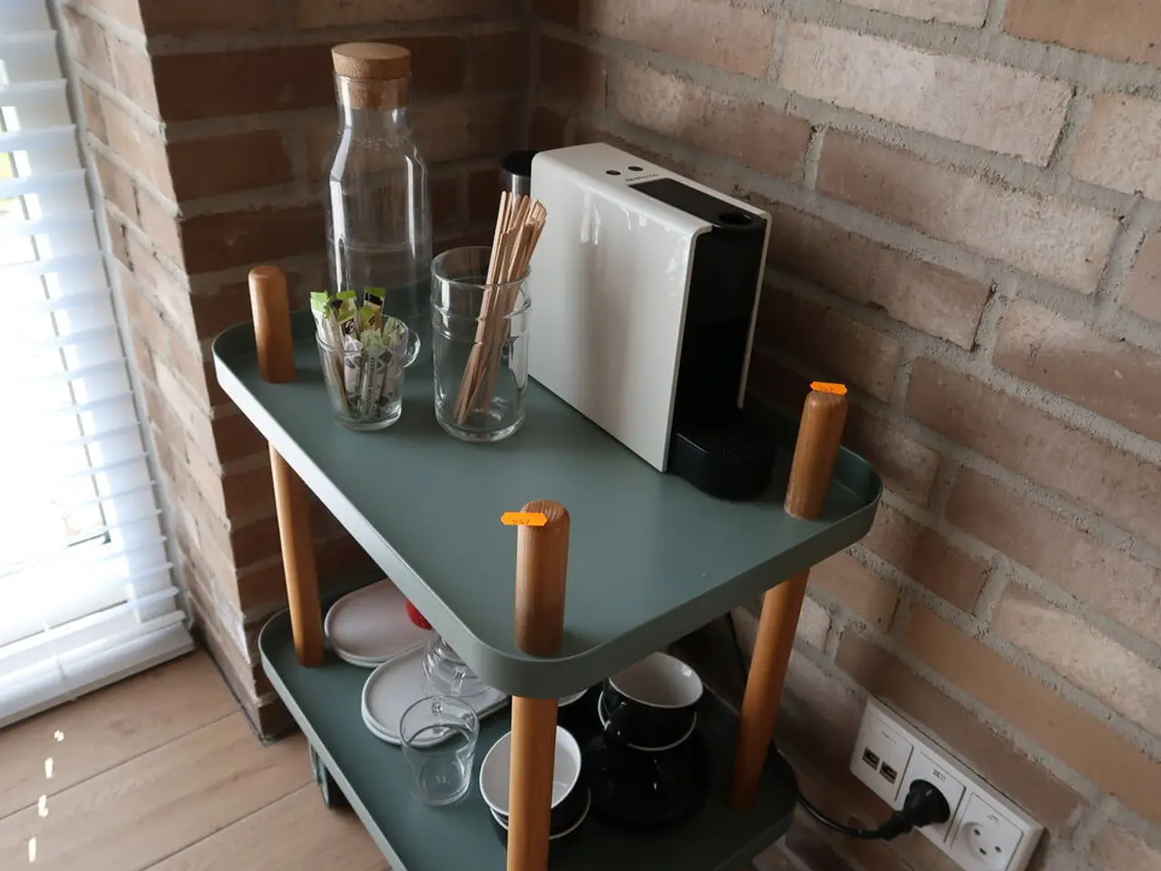 Billede 2 - Opbevaringsvogn med div. Krus samt kaffemaskine NESPRESSO