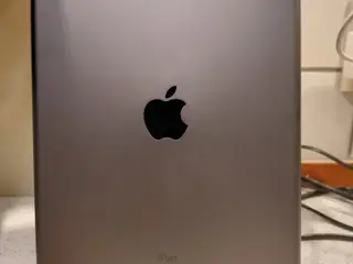 IPAD 8 32GB wifi, med Logitec tastatur/cover.
