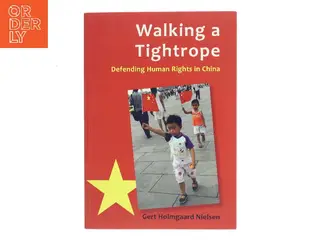 Walking a tightrope : defending human rights in China af Gert Holmgaard Nielsen (Bog)