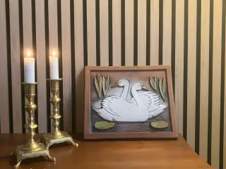Relief fra Jie keramik med svanepar
