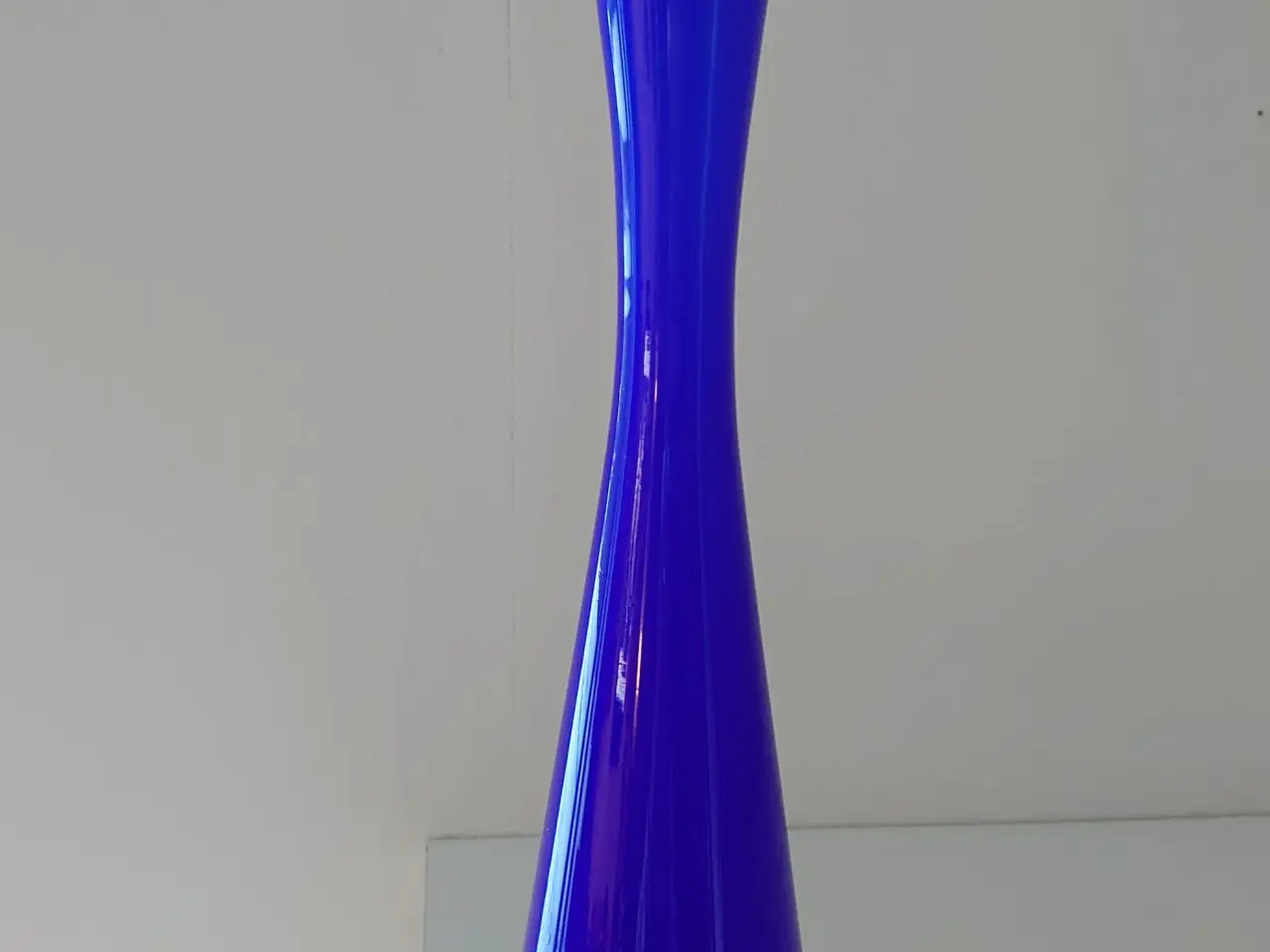 Billede 3 - Høj cobaltblå/hvid designvase af Gunnar Ander.