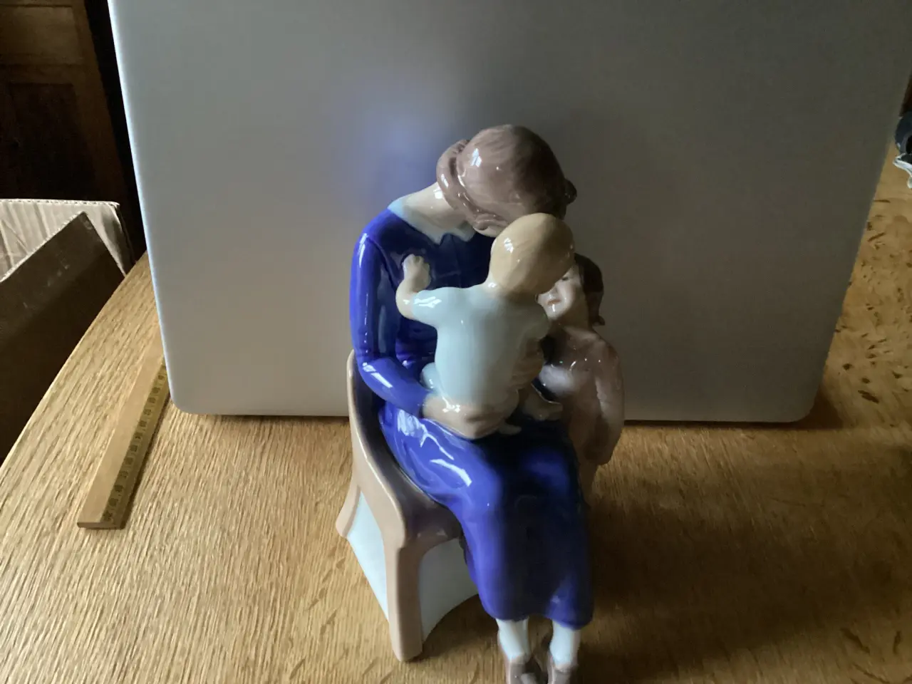 Billede 2 - Siddende mor med 2 børn