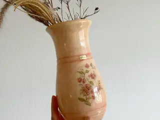 Alabastervase m lyserød lak og blomster