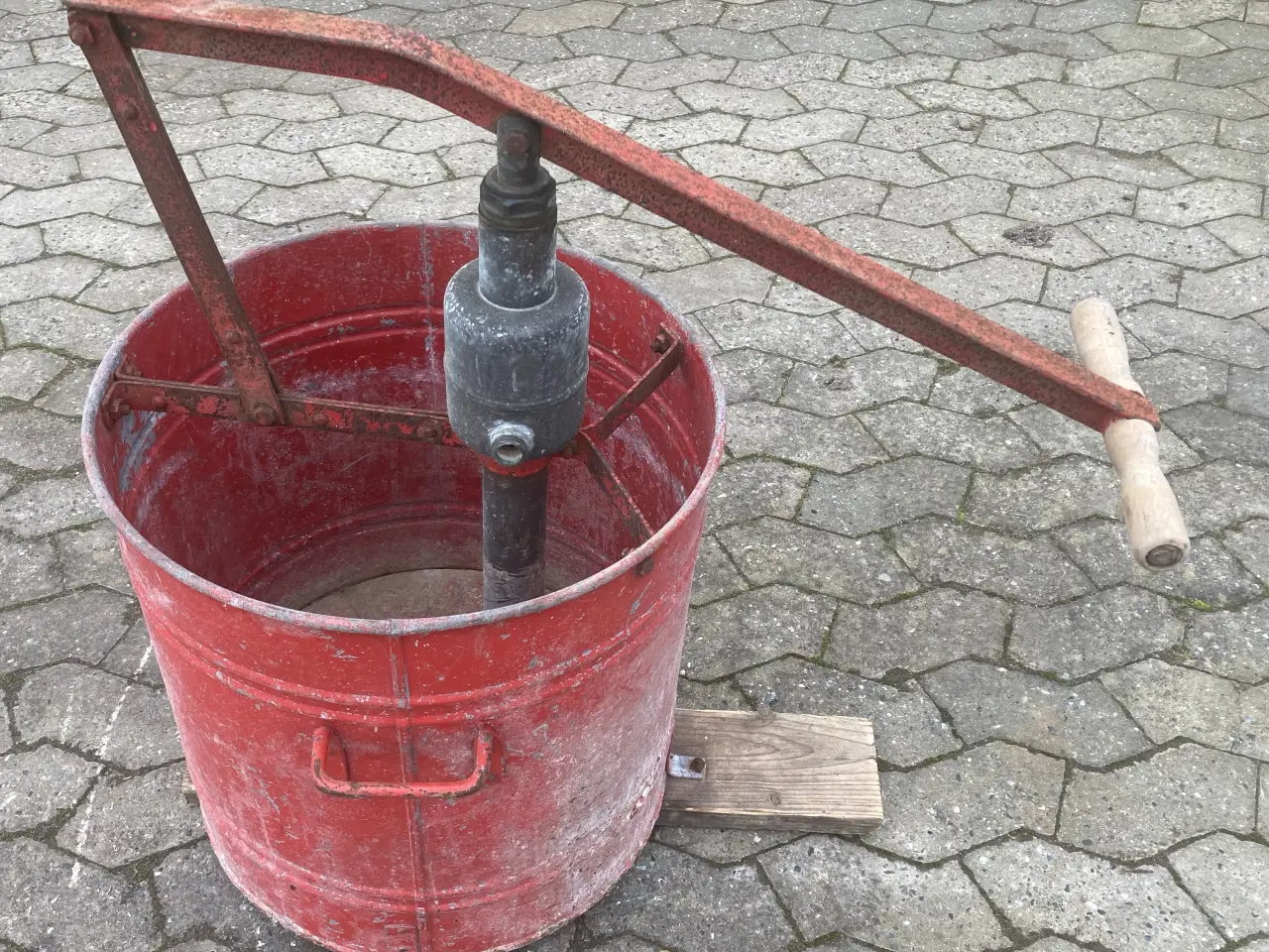 Billede 1 - Gl. Brandspand 60 liter med pumpe fra 50´erene