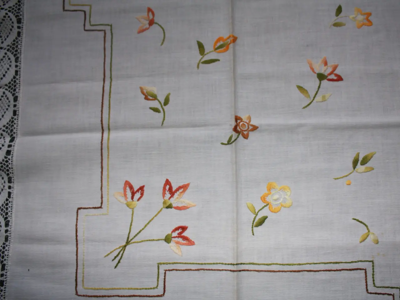 Billede 4 - Lile broderet dug 100 x 100 cm