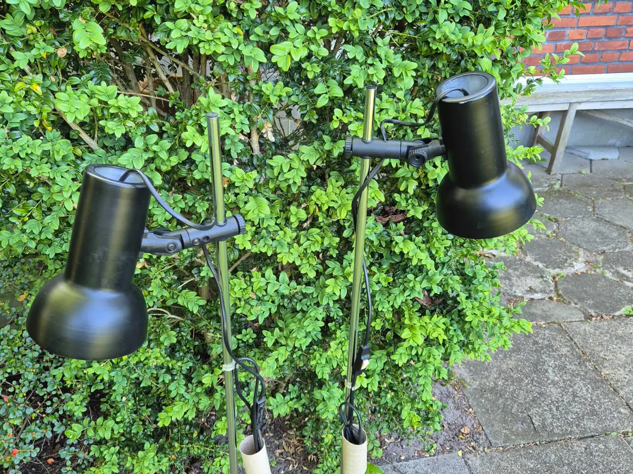 Billede 1 - To ens retrogulvlamper i sort