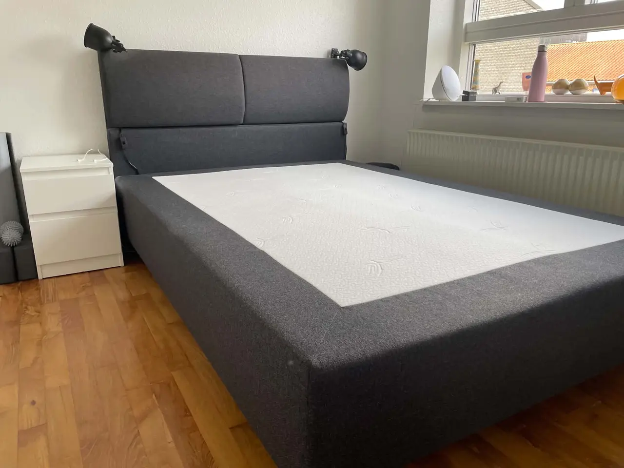 Billede 2 - Sengeramme og gavl (140x200 cm)