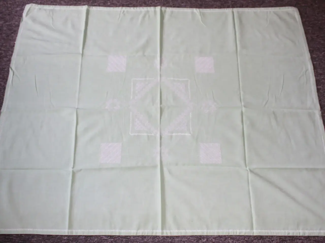 Billede 2 - Lys grøn dug med hvidt broderi, 118 x 145 cm