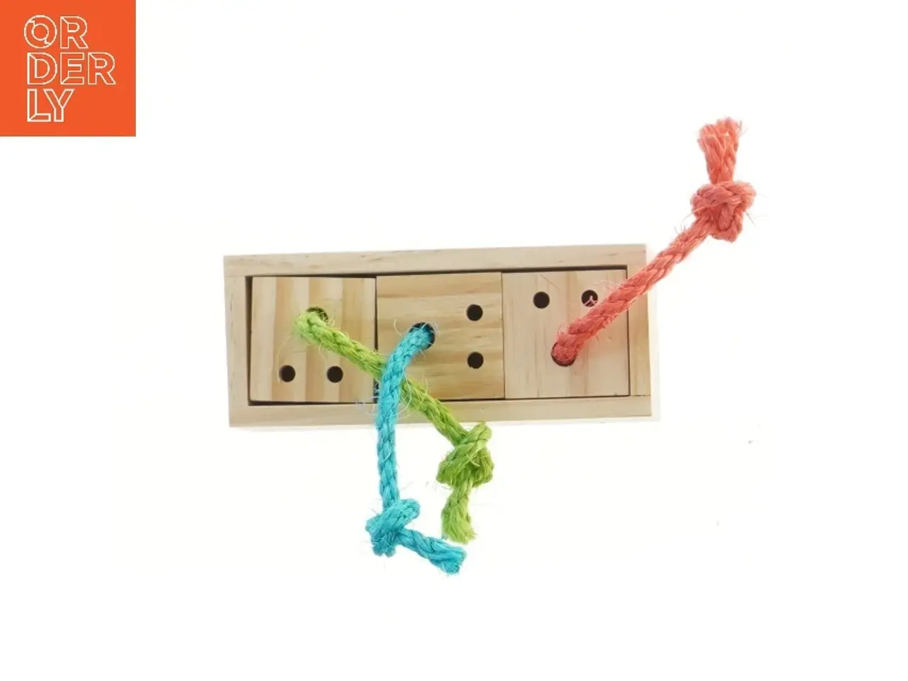 Billede 1 - Trælegetøj med farvede snore (str. 15,5x6x5,5 cm)