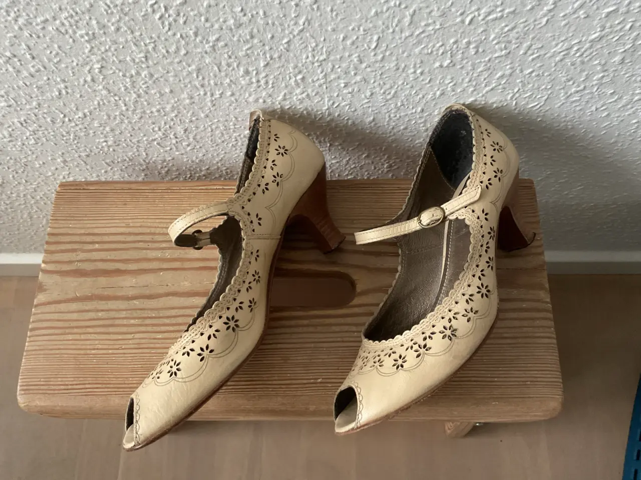 Billede 2 - Pæn lys sandal med hæl  str 39