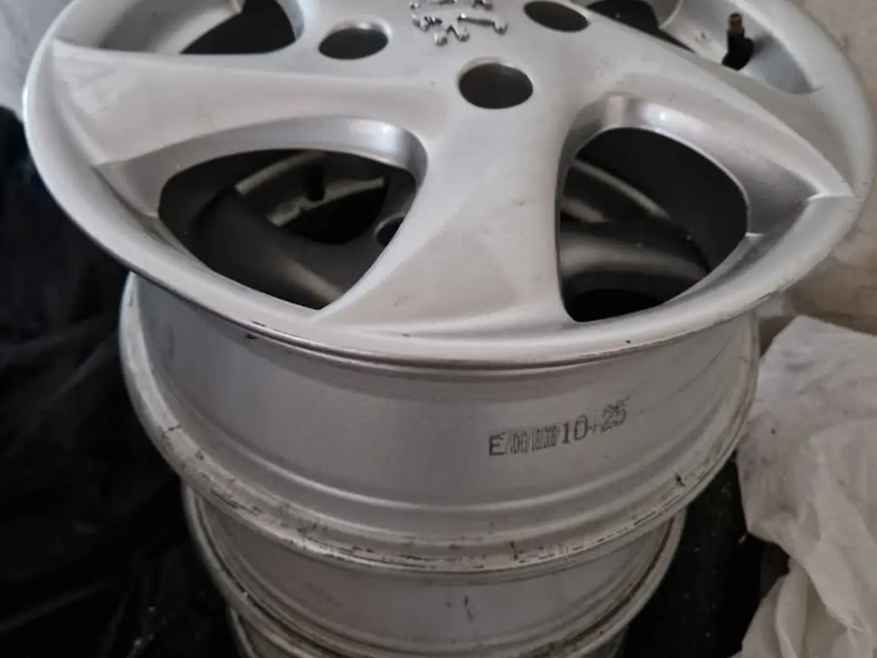 Billede 2 - Peugeot alufælge 15"